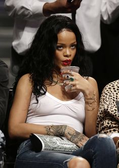 Рианна сидит без лифчика на баскетболе в Нью-Йорке фото #3