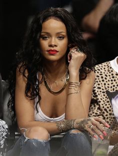 Рианна сидит без лифчика на баскетболе в Нью-Йорке фото #4