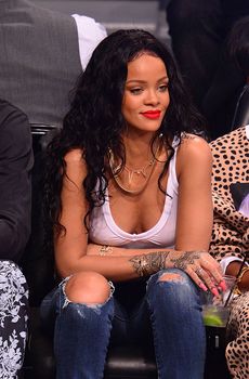 Рианна сидит без лифчика на баскетболе в Нью-Йорке фото #8
