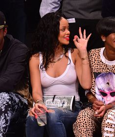 Рианна сидит без лифчика на баскетболе в Нью-Йорке фото #9