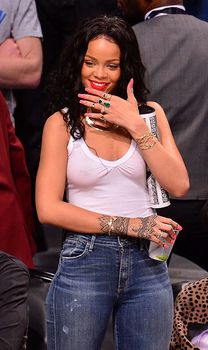 Рианна сидит без лифчика на баскетболе в Нью-Йорке фото #10