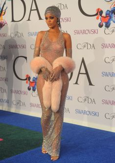 Голые сиськи Рианны в просвечивающем платье на CFDA Fashion Awards