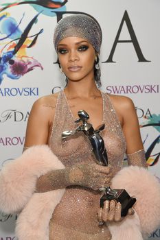 Голые сиськи Рианны в просвечивающем платье на CFDA Fashion Awards