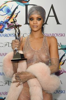 Голые сиськи Рианны в просвечивающем платье на CFDA Fashion Awards