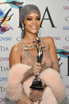 Голые сиськи Рианны в просвечивающем платье на CFDA Fashion Awards