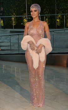 Голые сиськи Рианны в просвечивающем платье на CFDA Fashion Awards