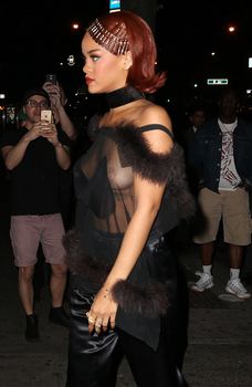 Певица Рианна засветила грудь на афтепати фото #1