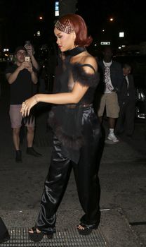 Певица Рианна засветила грудь на афтепати фото #3