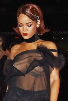 Певица Рианна засветила грудь на афтепати фото #6