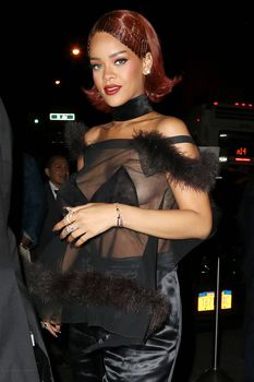 Певица Рианна засветила грудь на афтепати фото #9