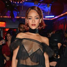 Певица Рианна засветила грудь на афтепати фото #15