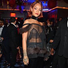 Певица Рианна засветила грудь на афтепати фото #16