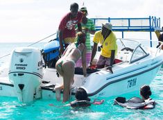 Аппетитная попка Рианны в бикини фото #1