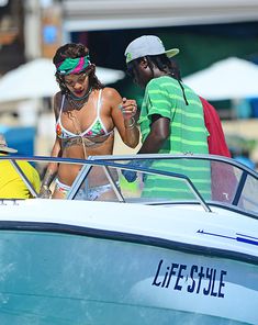 Аппетитная попка Рианны в бикини фото #6