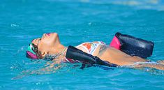 Аппетитная попка Рианны в бикини фото #12