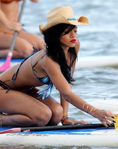 Сексуальная красотка Рианна в бикини на Гавайях фото #6