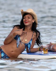 Сексуальная красотка Рианна в бикини на Гавайях фото #11