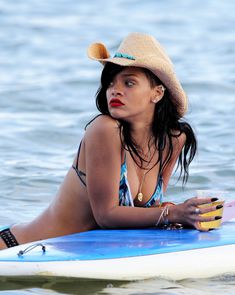 Сексуальная красотка Рианна в бикини на Гавайях фото #12