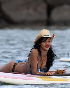 Сексуальная красотка Рианна в бикини на Гавайях фото #13