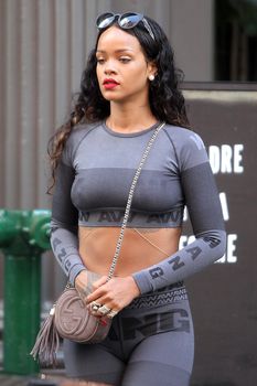 Торчащий сосок Рианны в обтягивающем топике фото #2