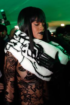 Рианна засветила сосок на Jean Paul Gaultier Fashion Show фото #2