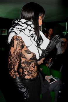 Рианна засветила сосок на Jean Paul Gaultier Fashion Show фото #5