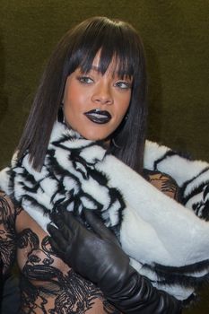 Рианна засветила сосок на Jean Paul Gaultier Fashion Show фото #8