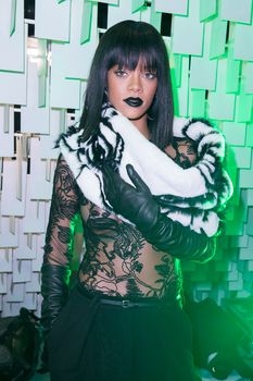 Рианна засветила сосок на Jean Paul Gaultier Fashion Show фото #9