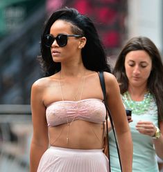 Соблазнительные соски Рианны в прозрачном лифчике фото #3