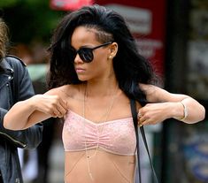 Соблазнительные соски Рианны в прозрачном лифчике фото #6