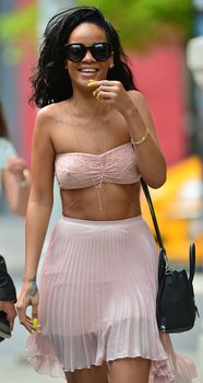 Соблазнительные соски Рианны в прозрачном лифчике фото #9