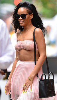 Соблазнительные соски Рианны в прозрачном лифчике фото #10