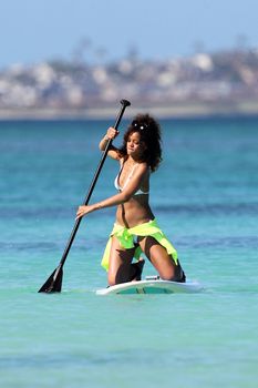 Спортивное тело Рианны в белом бикини на Гавайях