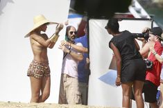 Голая грудь Рианны на фотосессии в Рио фото #10