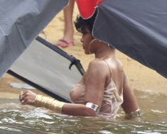 Голая грудь Рианны на фотосессии в Рио фото #17