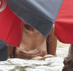 Голая грудь Рианны на фотосессии в Рио фото #18