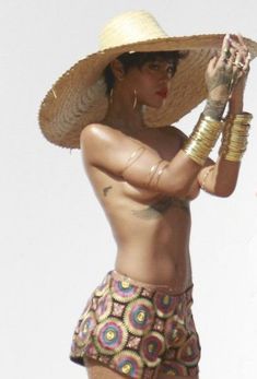 Голая грудь Рианны на фотосессии в Рио фото #20