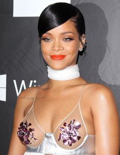 Рианна показала грудь на благотворительном аукционн фото #2