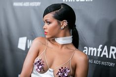 Рианна показала грудь на благотворительном аукционн фото #12