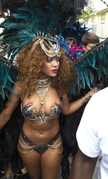 Развратная Рианна на карнавале в Барбадосе фото #3