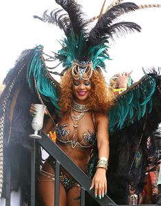 Развратная Рианна на карнавале в Барбадосе фото #4