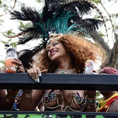 Развратная Рианна на карнавале в Барбадосе фото #9