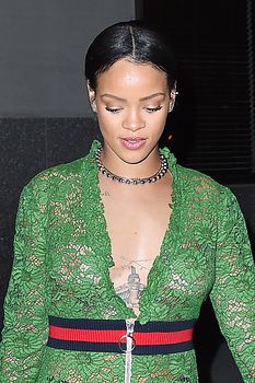 У Рианны просвечивается грудь через платье фото #1