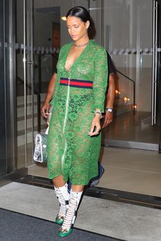 У Рианны просвечивается грудь через платье фото #2