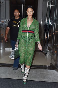 У Рианны просвечивается грудь через платье фото #3