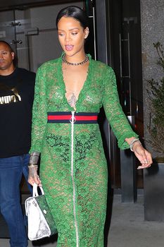 У Рианны просвечивается грудь через платье фото #5