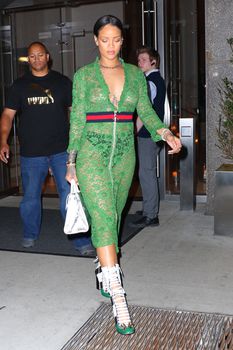 У Рианны просвечивается грудь через платье фото #6