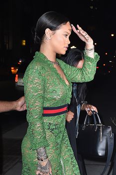 У Рианны просвечивается грудь через платье фото #10