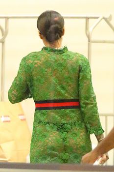 У Рианны просвечивается грудь через платье фото #11