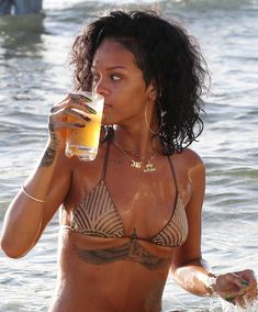 Возбуждающая Рианна в бикини на пляже в Барбадосе фото #18